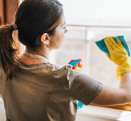 mujer limpiando ventana
